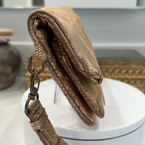 Jessica Simpson Coppery/Golden/Bronze Metallic Snakeskin Print Wristlet VGUC - Picture 4 of 17